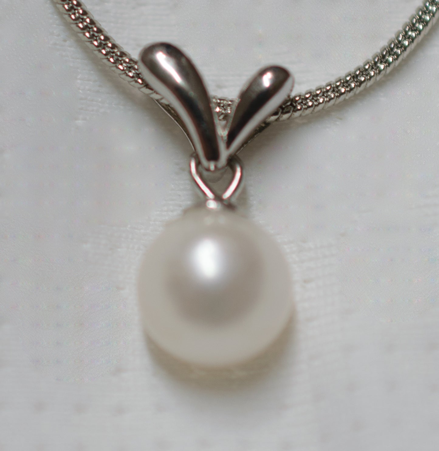 Mounted solitare necklace, pearl not included